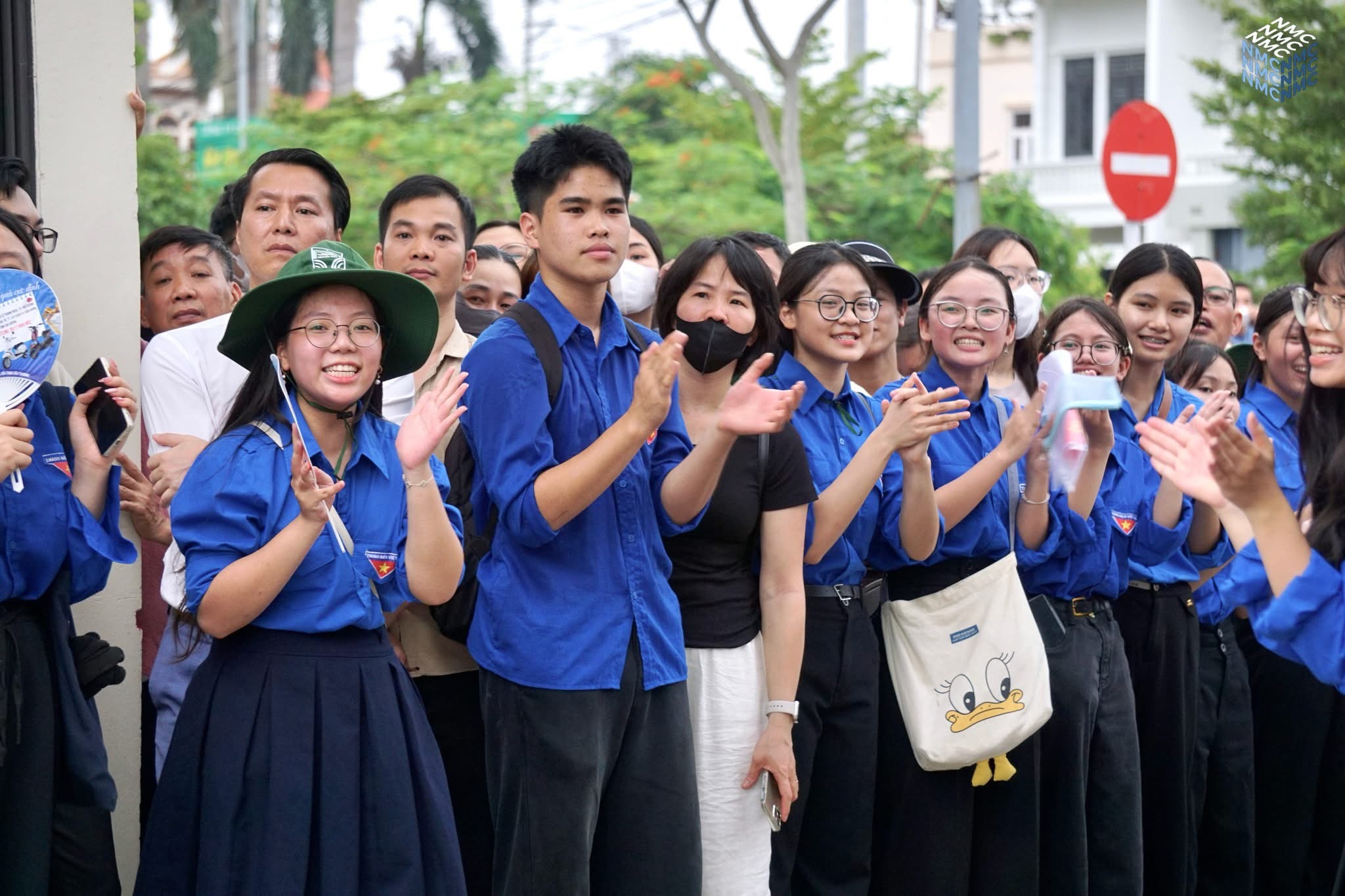 Nhấn để phóng to